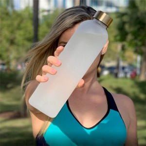 Plastikowe butelki na wodę z niestandardowym logo Sportowa butelka na wodę ze znacznikiem czasu